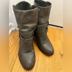 Grey dress boots. 8.5 women’s. From just Fab. Worn once. Not my style!